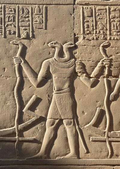 Ce Nehe with serpent staffs